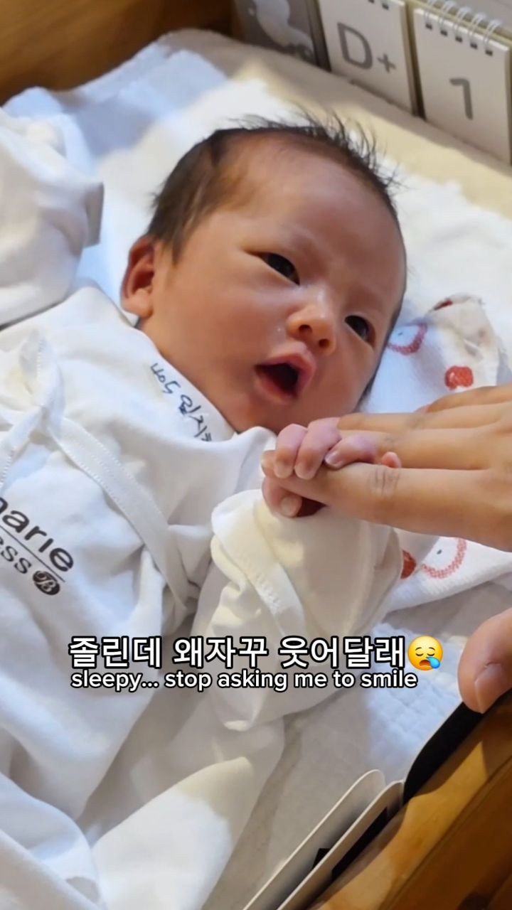 enjoycouple 게시물 이미지: 졸린데 계속 웃어달라고 했더니 신생아 아들 반응😆 
Sleepy, but asked...