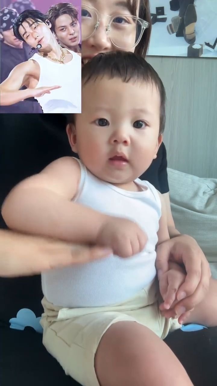 enjoycouple 게시물 이미지: 최산에게 도전장 내민 8개월짜리 라이벌 최강😂😂 
Step aside, San....