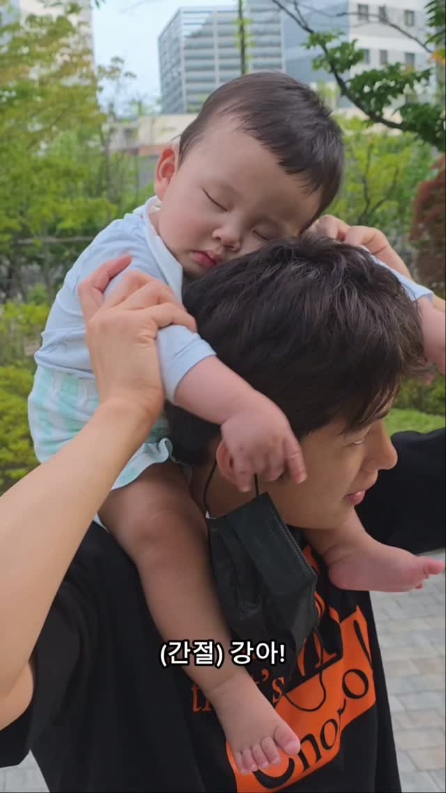 enjoycouple 게시물 이미지: 자려는자 VS 깨우려는자 Dad VS Son
손민수와 작은 손민수의 대결승자는?!🔥...