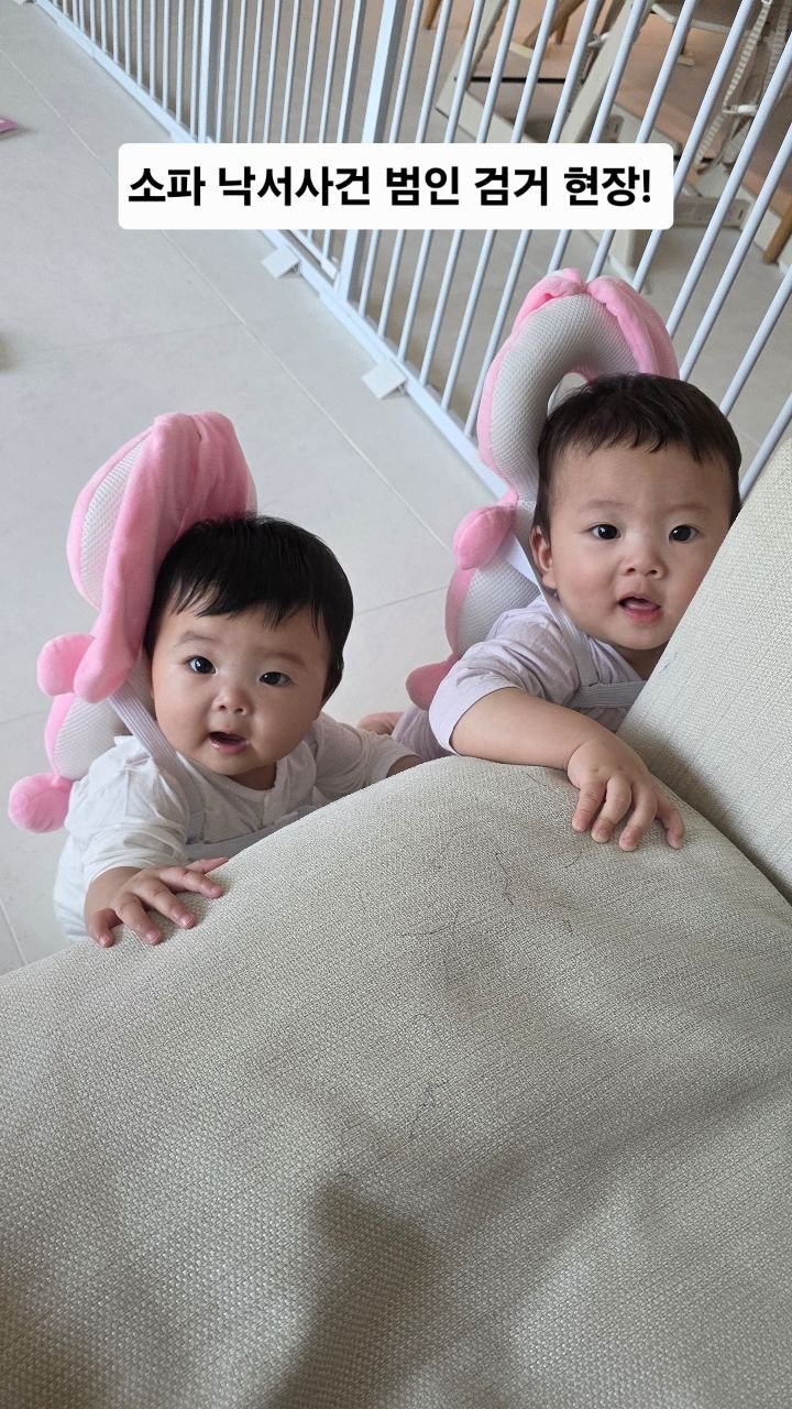 enjoycouple 게시물 이미지: 잡았다 요놈!! 쌍둥이 소파낙서 현장 덮쳤더니!!😂
분명히 오늘 아침에 엄마가...