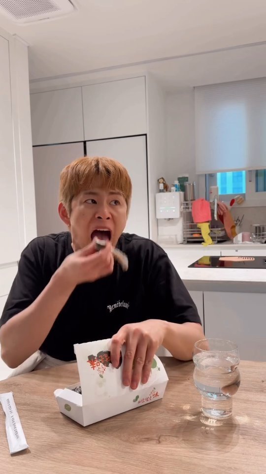 enjoycouple 게시물 이미지: 쌍둥이들 낮잠자서 행복한아빠
Why our babies take short...