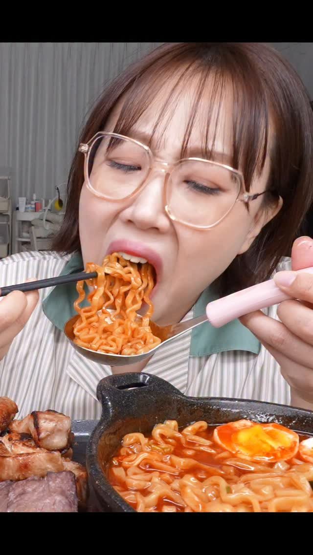 enjoycouple 게시물 이미지: 매워서 딸국질해도 멈출수없는 라면🍜🥵 #불닭볶음탕면 
#국물예술 #스읍하아 #엔조이먹방