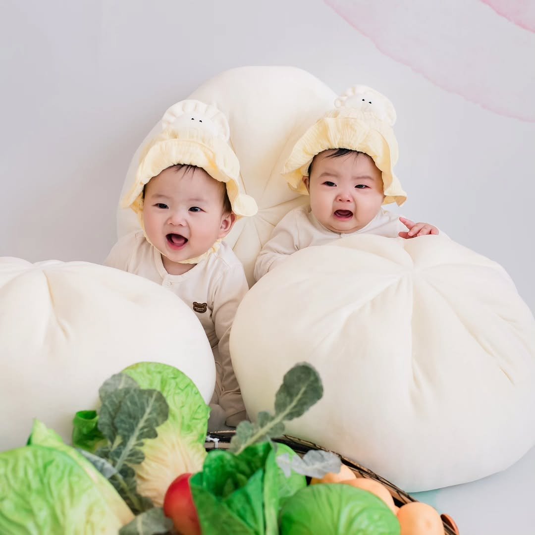 enjoycouple 게시물 이미지: 분유에 젖은 왕만두 단이와 물만두 강이🥟
강단만두즈 슈돌에서 200일 기념 사진...