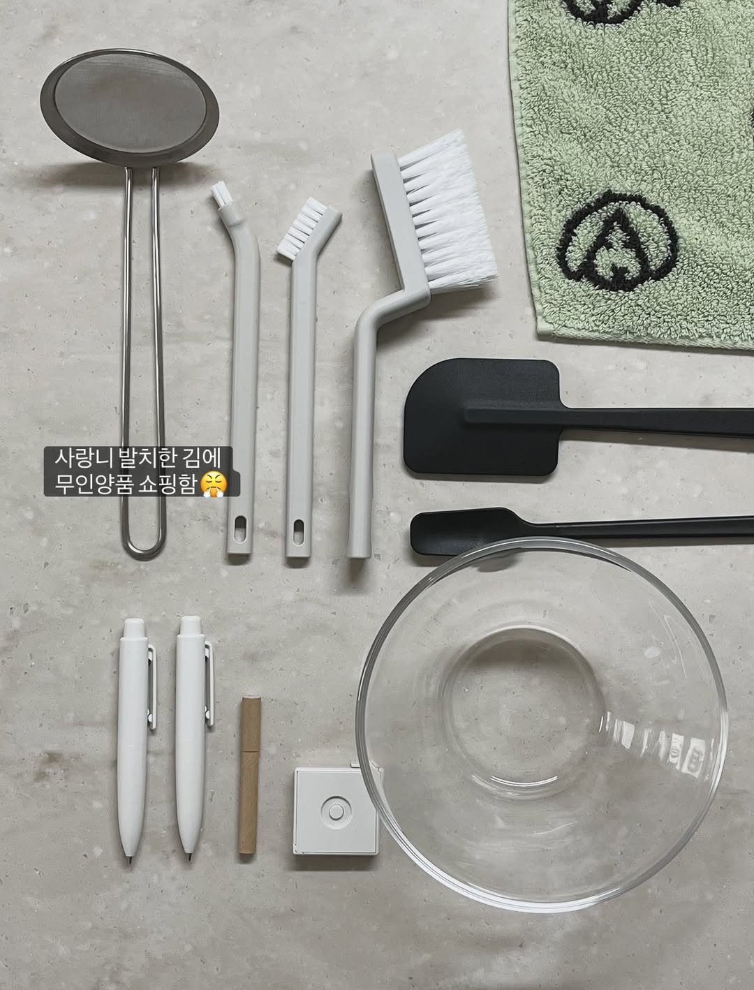 Photo by 엉니네▪️맛있고ㆍ건강하고ㆍ아름답게 on December 15, 2025. May be an image of spatula, toothbrush, strainer, measuring cups, brush, cutlery, scraper, tongs and text that says 'LILLL 사랑니 발치한 사랑니발치한김에 김에 무인양품 무인양품쇼핑함 쇼핑함 O R II'.