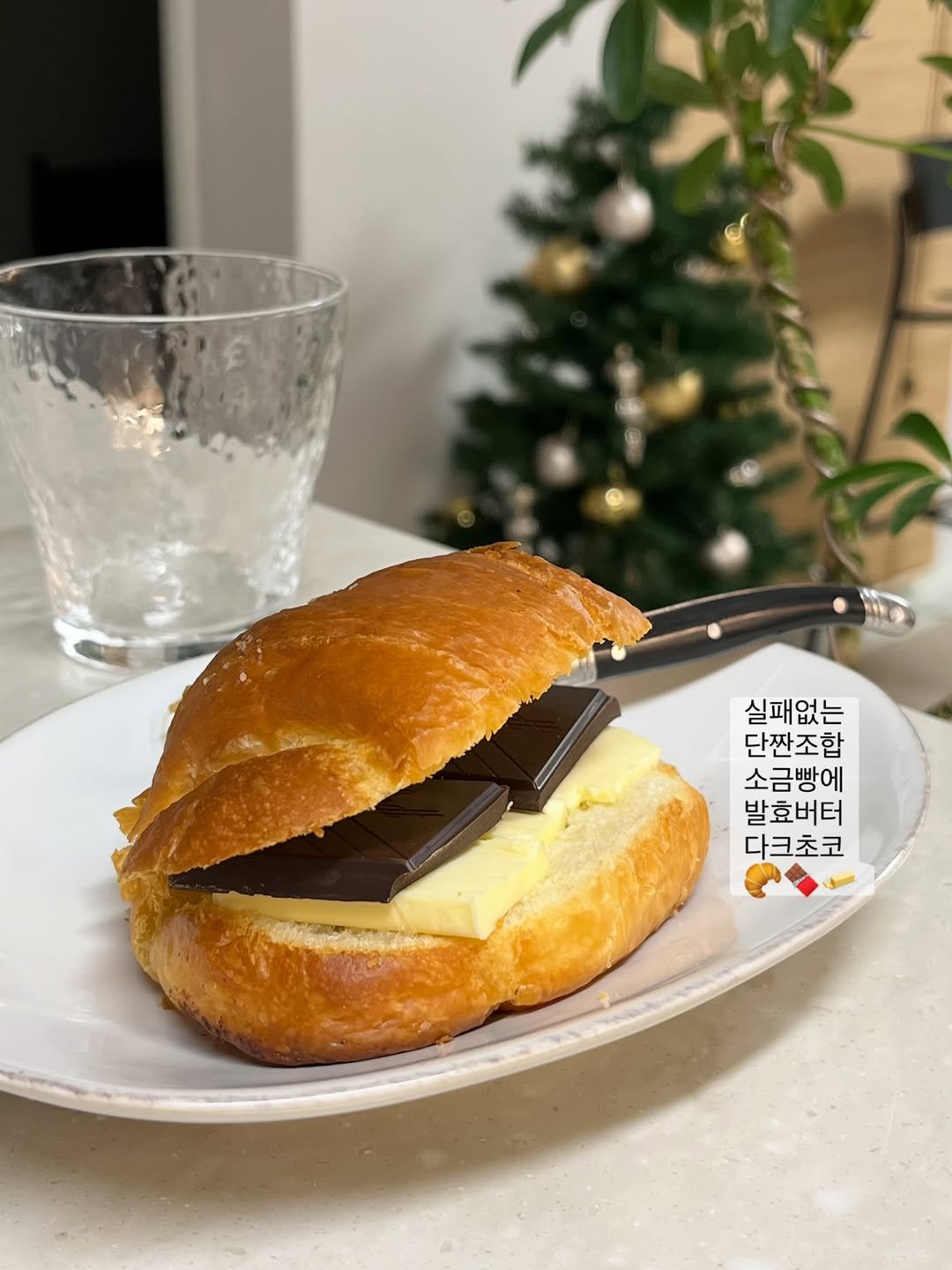 Photo by 엉니네▪️맛있고ㆍ건강하고ㆍ아름답게 on December 13, 2025. May be an image of baguette, babka, eclair, sandwich, toast, butter, buns and text that says '실패없는 단짠조합 소금빵에 발효버터 다크초코'.