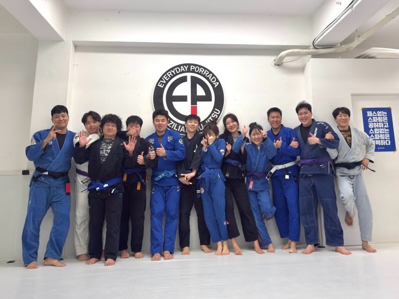 Photo by 연신내 EP주짓수 on April 06, 2026. May be an image of ‎belt and ‎text that says '‎SJERYDAY EP עיפדי EVERYDAY PORRADA PORRADA ZILIA 페스없는 스파킹은 꽁허하고 스원없는 스파킹은 력하다‎'‎‎.