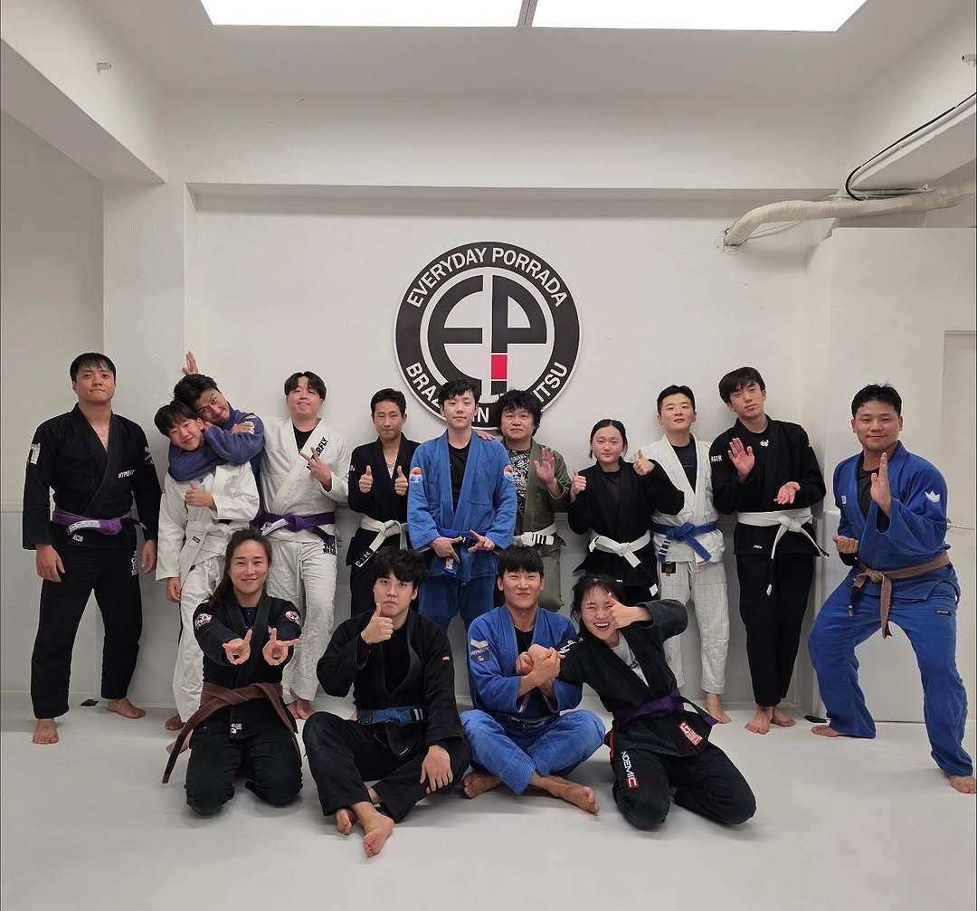 Photo by 연신내 EP주짓수 on September 23, 2025. May be an image of 13 people, people performing martial arts, belt and text that says 'EVERYDAY EP PORRADA PORFADA BRA ITSU 시국 আई'.