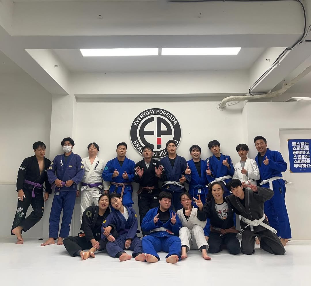 Photo by 연신내 EP주짓수 on November 05, 2025. May be an image of belt and text that says 'ธ LU WERNDAYPORFAIDI WERYDAY BRA EP PORRADA ፪ሶ IN JIU 스파림든 공허하고 스파틴우 스파팅은 무럭하다'.