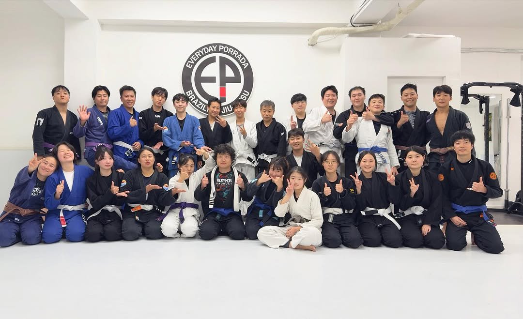 Photo by 연신내 EP주짓수 on September 29, 2025. May be an image of 6 people, people performing martial arts, belt and text.