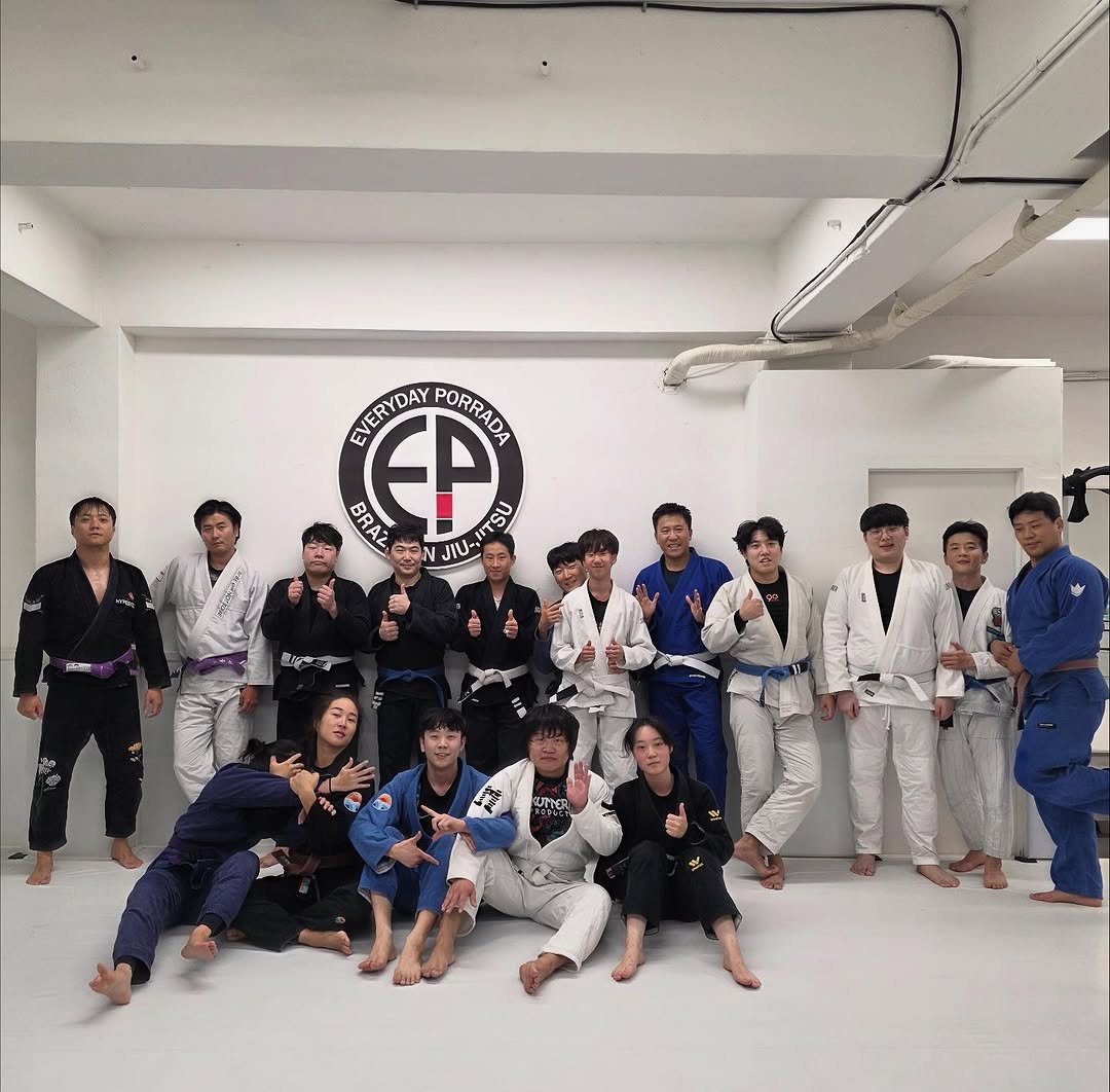 Photo by 연신내 EP주짓수 on September 18, 2025. May be an image of 14 people, people performing martial arts, belt and text.