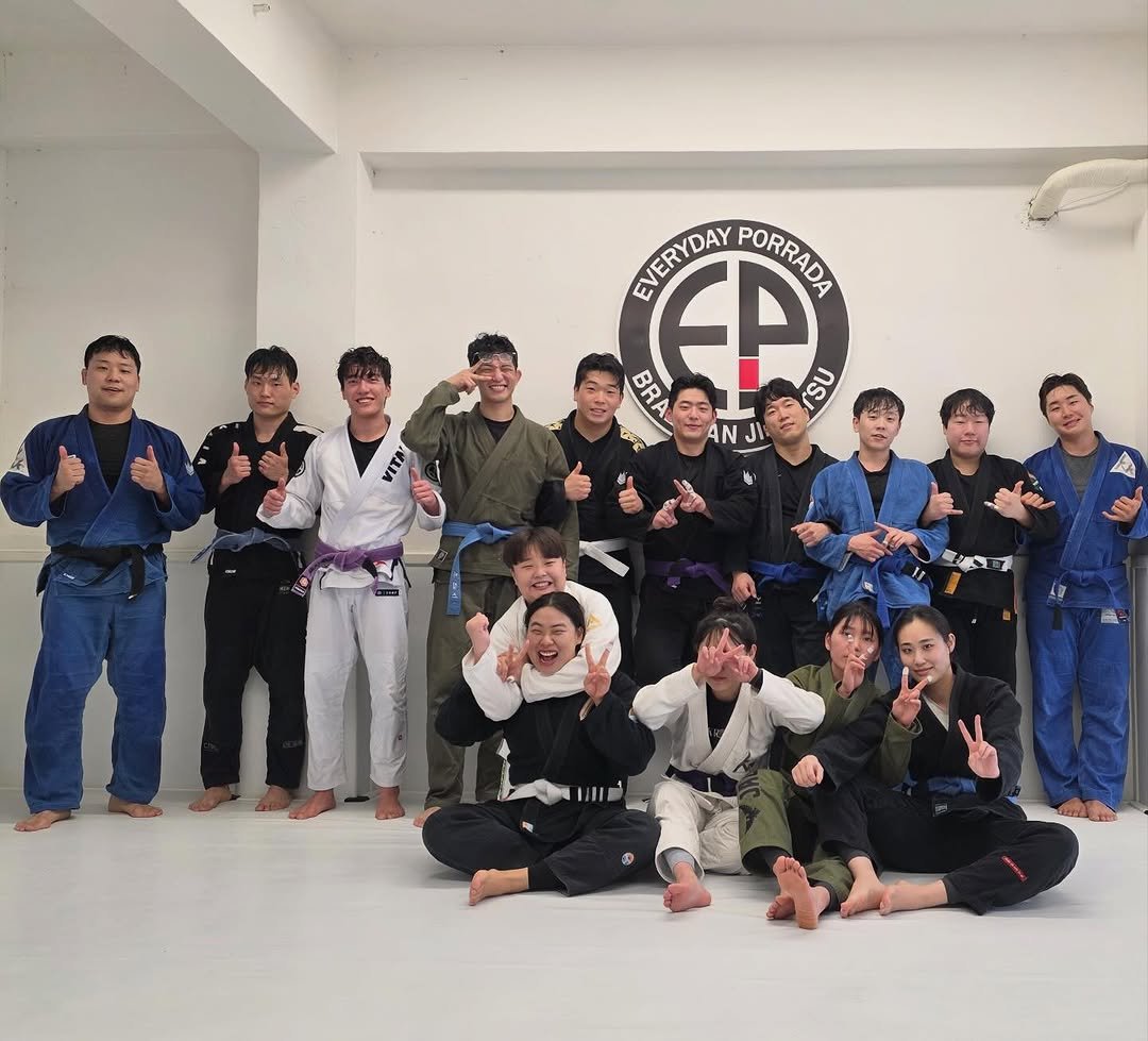 Photo by 연신내 EP주짓수 on February 16, 2026. May be an image of belt and text that says 'EVERYDAY SIEYDAYPORFACA PORRADA PORPADA BRA EP S VITA'.