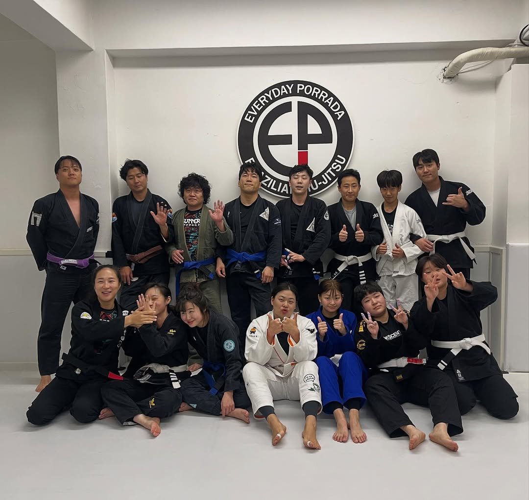 Photo by 연신내 EP주짓수 on November 11, 2025. May be an image of ‎belt and ‎text that says '‎EVERYDAY PORRADA PORFAICA م EP U-JITSU ZILIA UTTER C‎'‎‎.