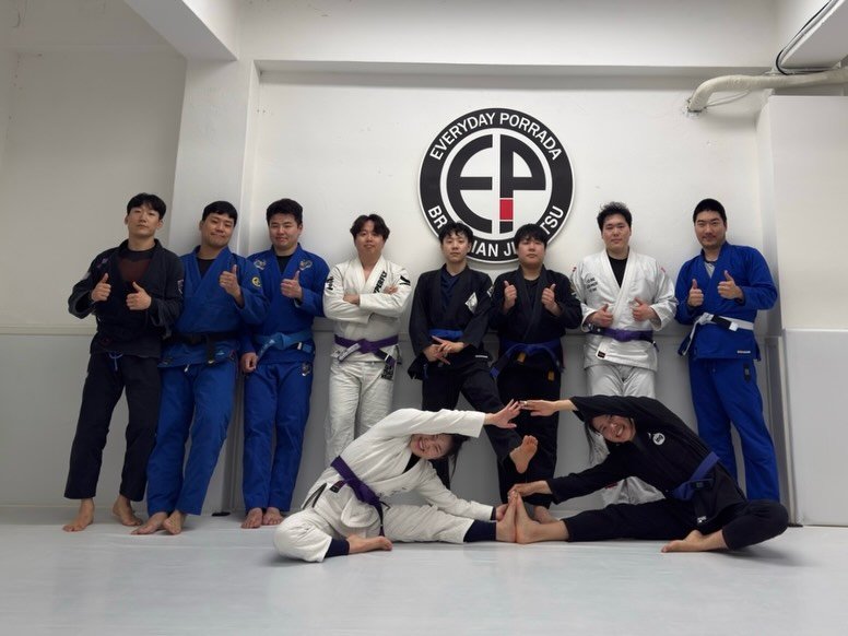 Photo by 연신내 EP주짓수 on April 16, 2026. May be an image of ‎martial arts, belt and ‎text that says '‎EVERYDAY SIERYDAY EP POAOИ PORRADA BR S AN ANJL ال‎'‎‎.