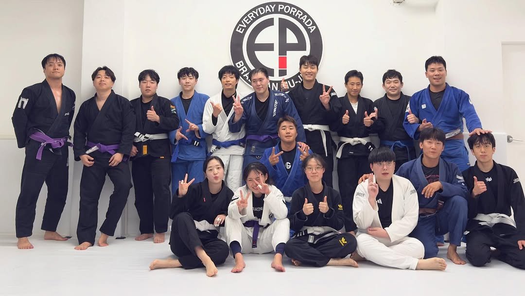 Photo by 연신내 EP주짓수 on October 01, 2025. May be an image of 17 people, people performing martial arts, belt and text.