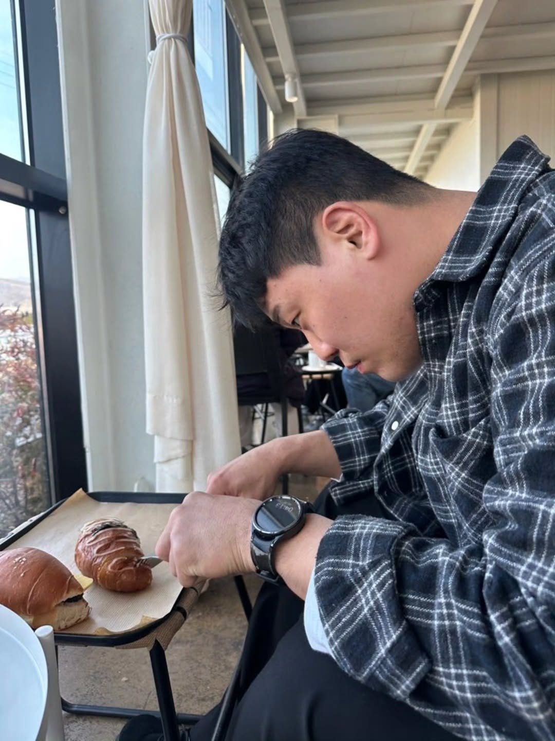 Photo by 박영재 on March 09, 2026. May be an image of studying, croissant, bagel, buns and text.
