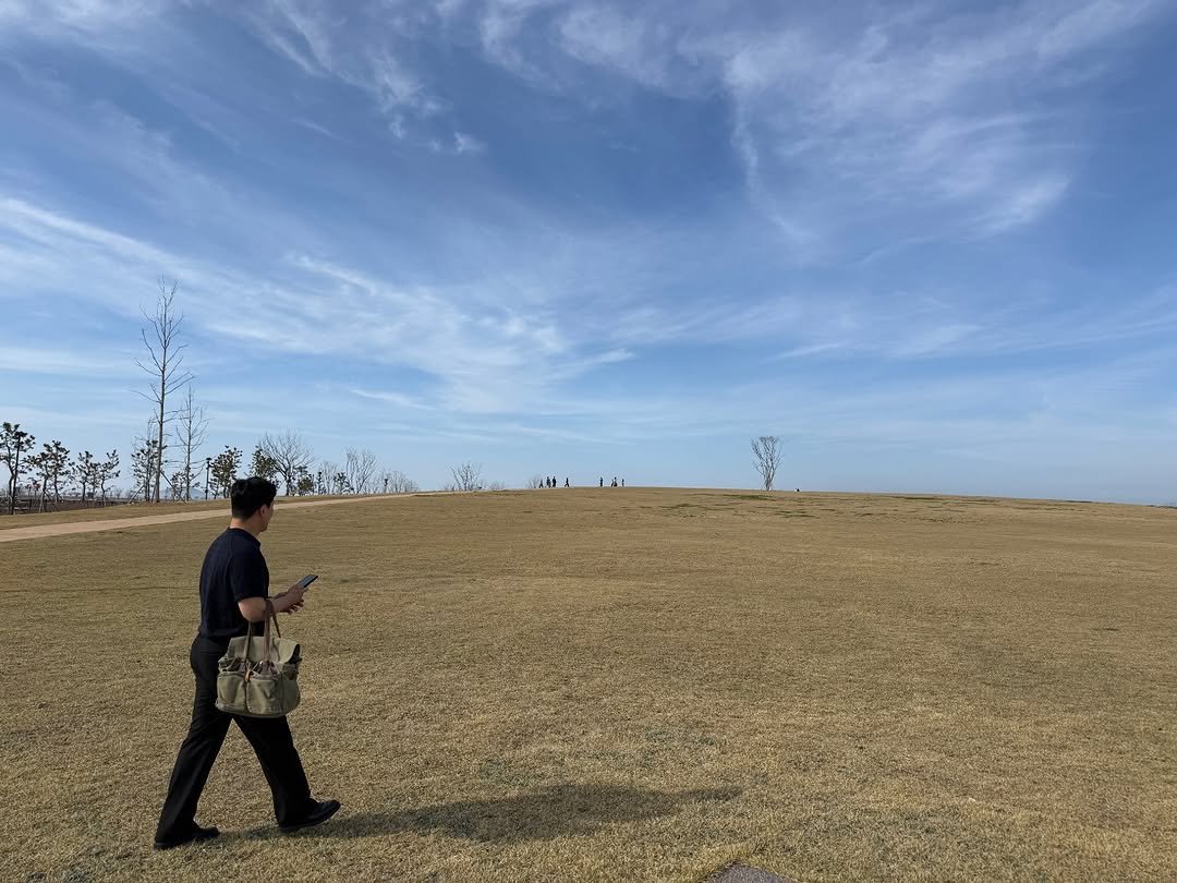 Photo by 박영재 on April 14, 2026. May be an image of kite, windmill, grass and text.