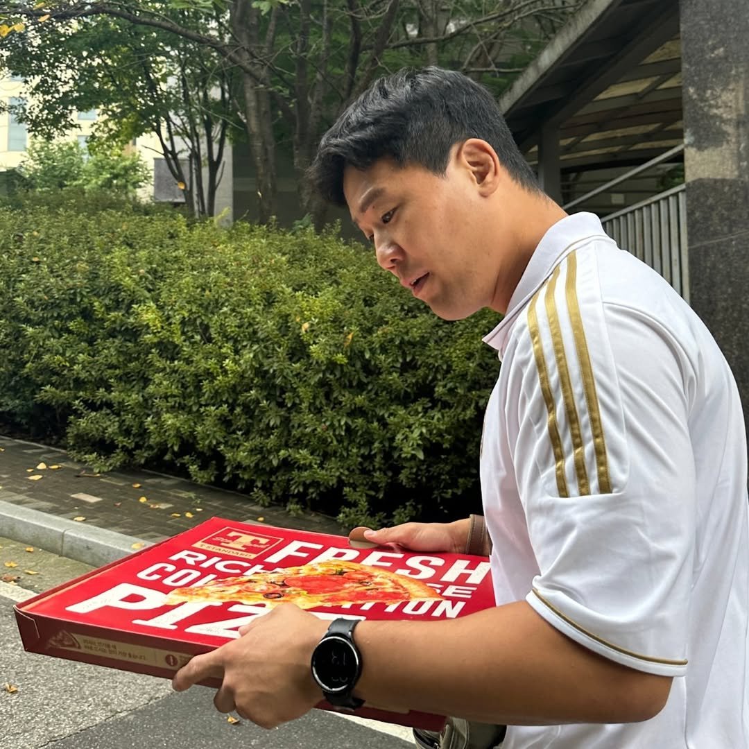 Photo by 박영재 on September 30, 2025. May be an image of 1 person, pizza, mozzarella and text.
