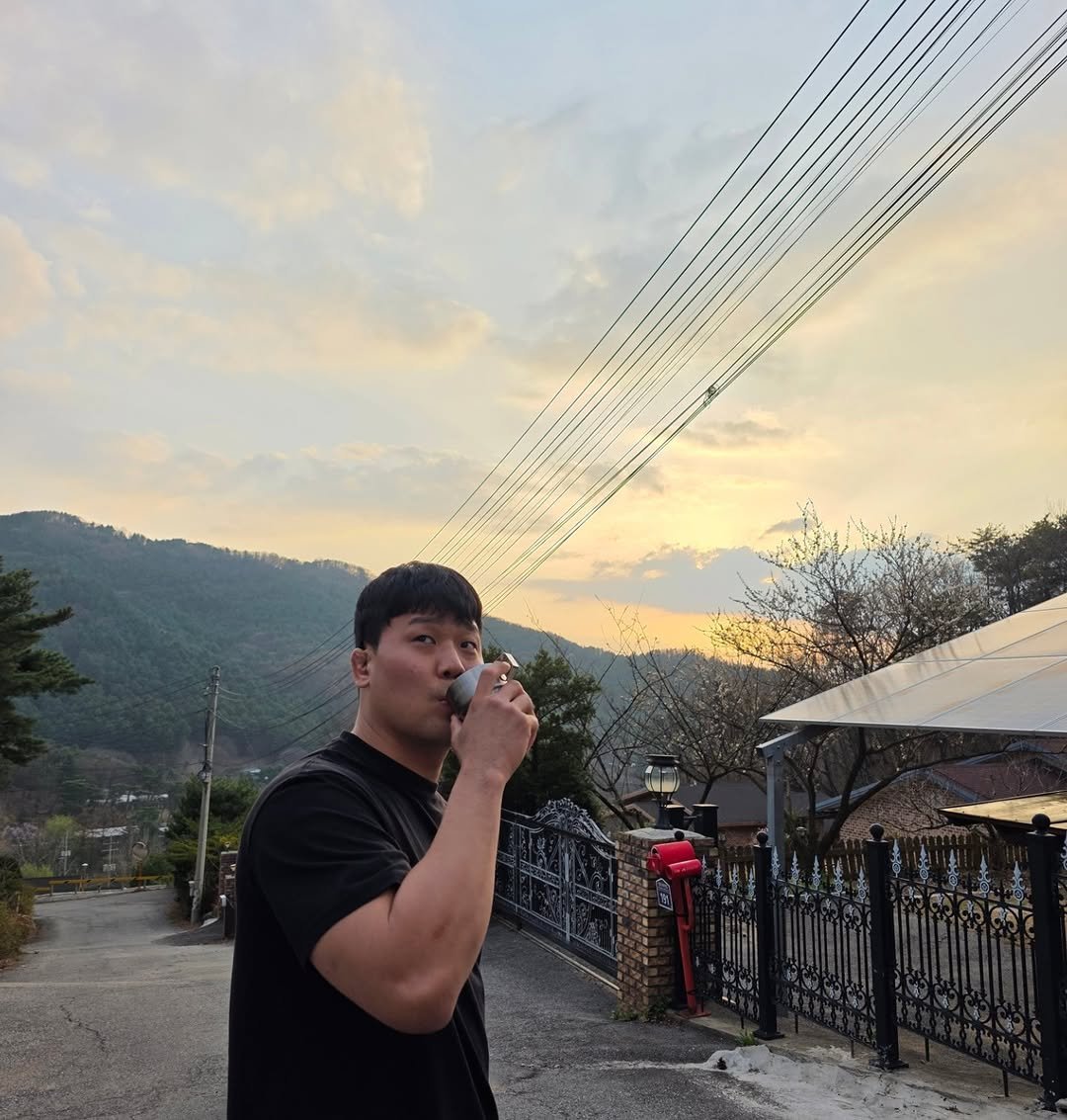 Photo by 박영재 on April 06, 2026. May be an image of smoking, cigar, cigarette, pie, twilight, outdoors and text.