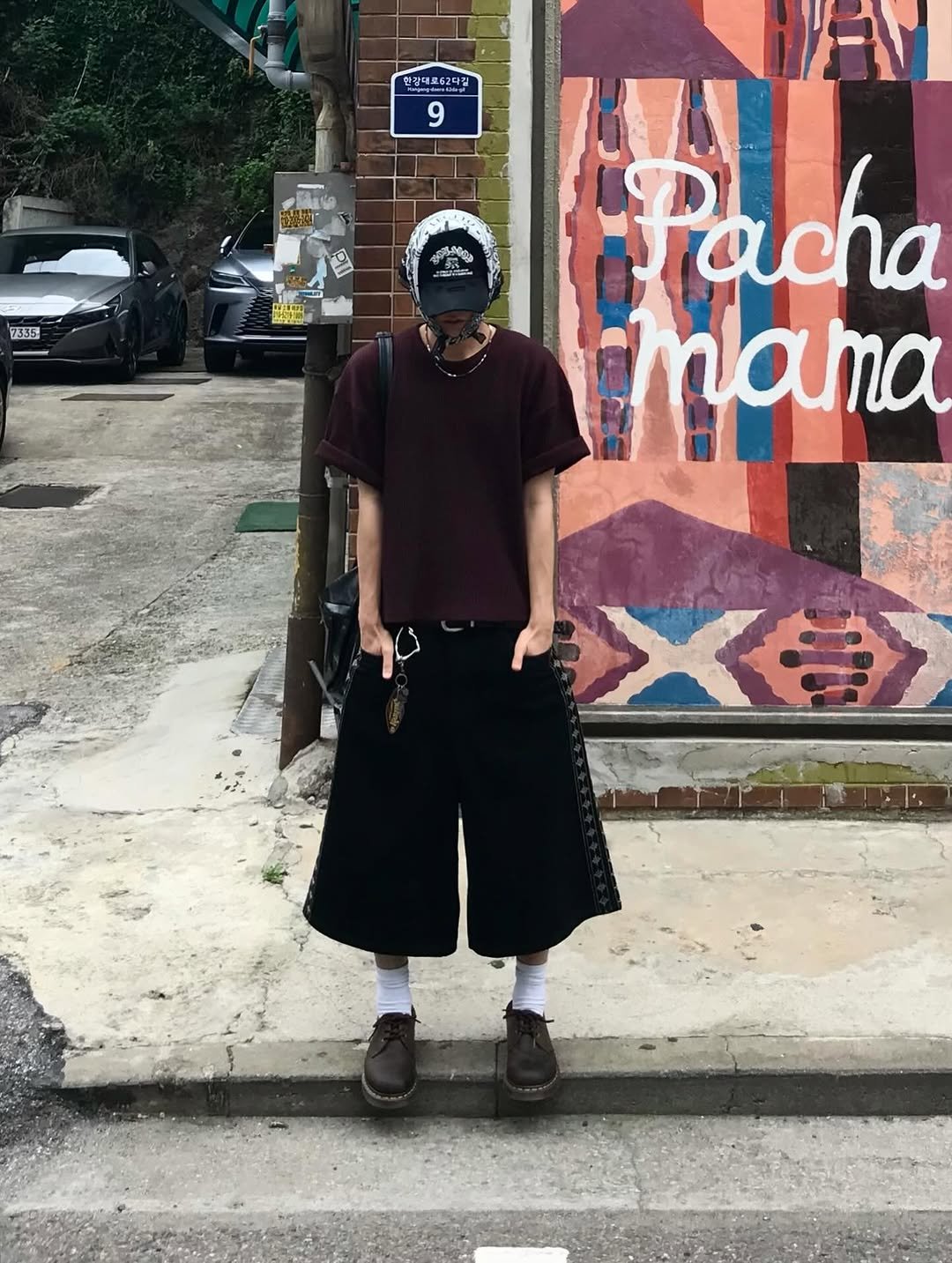 Photo by 동우 / 이퀄 on July 20, 2025. May be an image of ‎1 person, hat, sweatpants, street and ‎text that says '‎한장택로6고다입 9 שתוה 9 7335 用 四品 Pacha cTaTa XEY‎'‎‎.