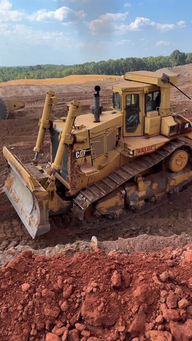 eric_jumper 게시물 이미지: I can watch a D10 and 631 package move dirt...