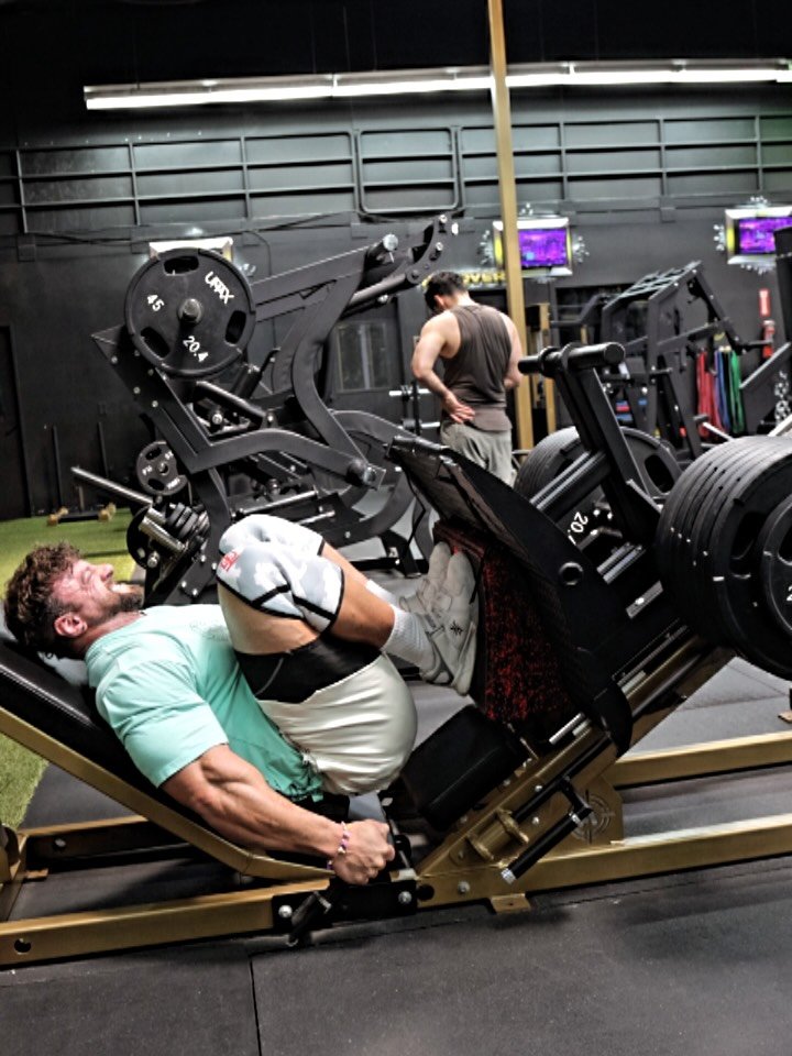 ericjanickifitness 게시물 이미지: Full leg day powered by @torq.gear 

Also huge...