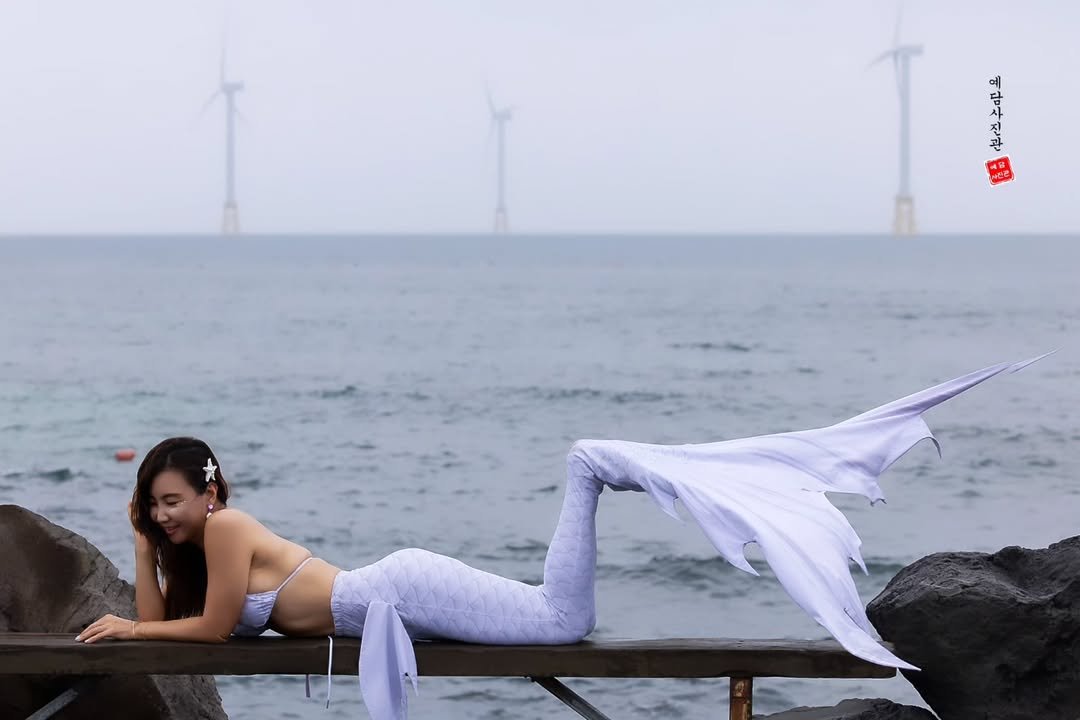 Photo shared by 에린| 다이어트ㆍ스쿼트&굿볼코치 on August 15, 2025 tagging @yedam_studio_jeju. May be an image of 1 person, windmill, outdoors and text.