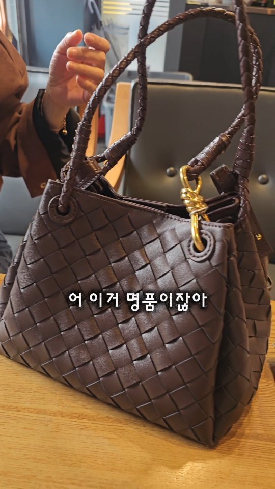 erin_myway 게시물 이미지: 리얼 소가죽 제품인데
10만원도 안해요~~~

아니 이걸 어떻게 안사?
하나...