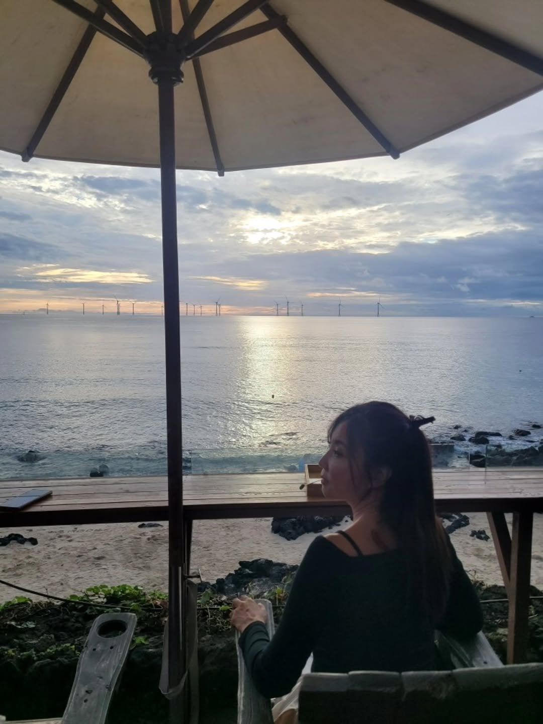 Photo by 에린| 다이어트ㆍ스쿼트&굿볼코치 on September 27, 2025. May be an image of 1 person, deck chair, umbrella, ocean, beach, twilight and text.