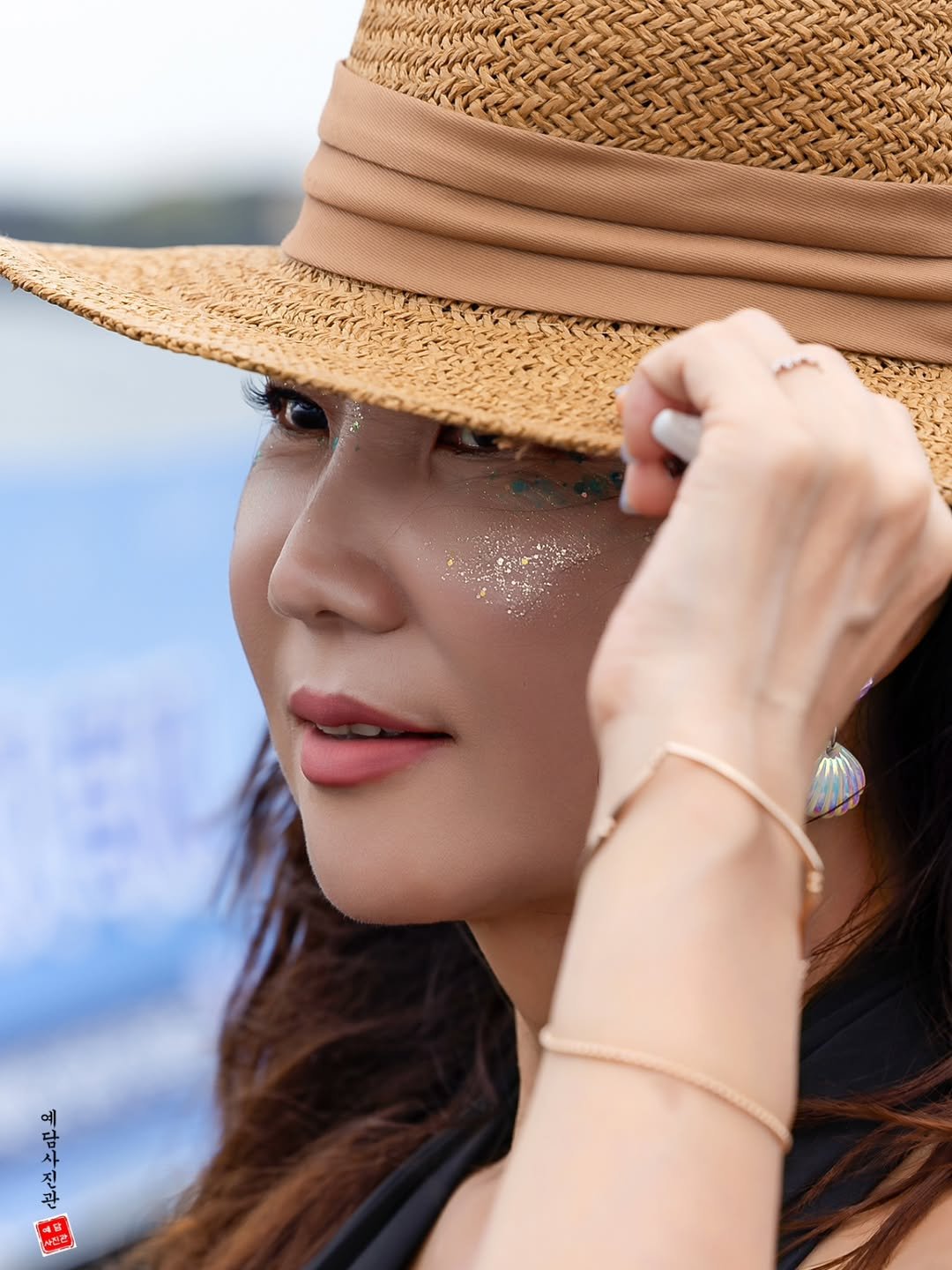 Photo shared by 에린| 다이어트ㆍ스쿼트&굿볼코치 on August 15, 2025 tagging @yedam_studio_jeju. May be a closeup of 1 person, hair, hat, outdoors and text.