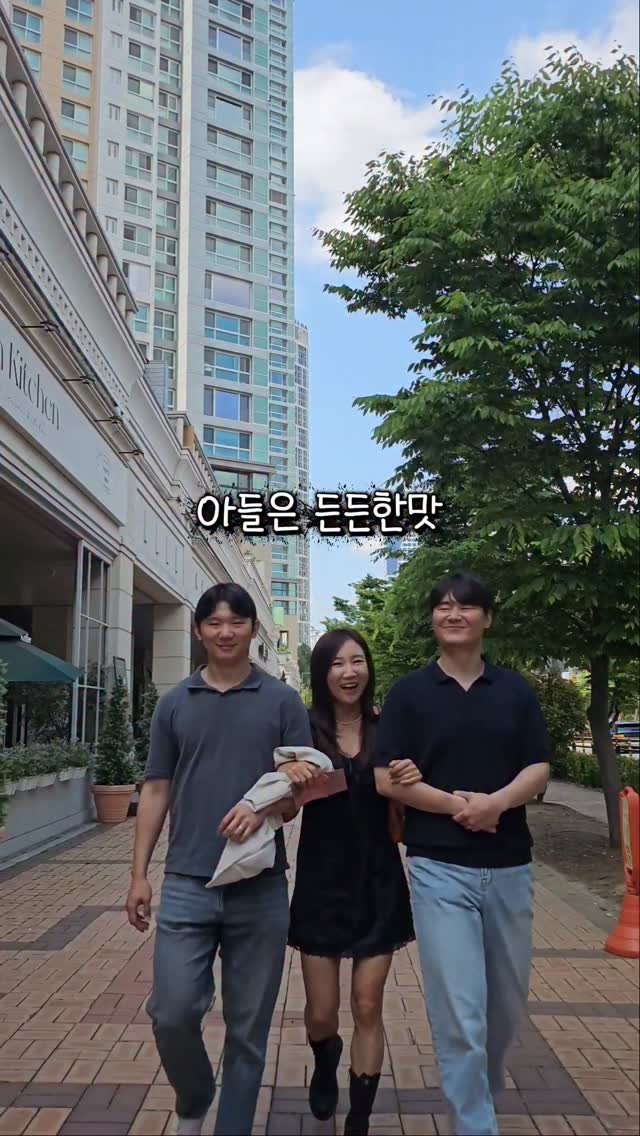 erin_myway 게시물 이미지: 아들둘맘 ㅠㅠ
딸있는 엄마가 젤 부러운데

옆에 둘 팔짱끼고 걸으니
역시 아들은...