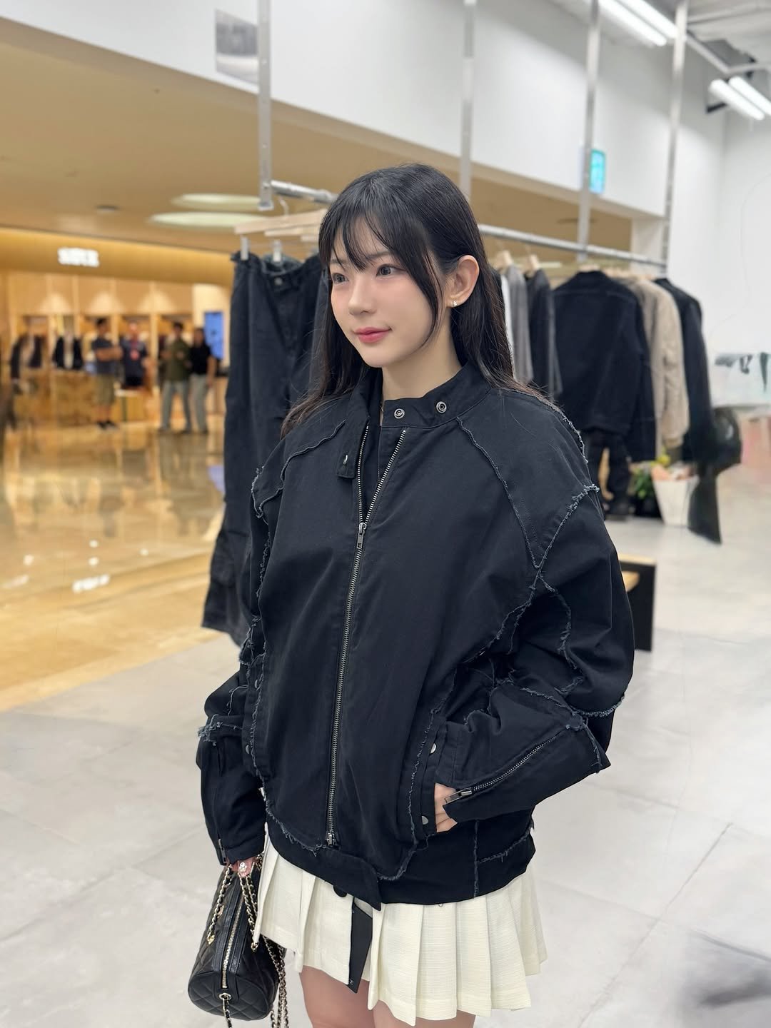 Photo shared by 박에스더 ( ᴱˢᵀᴴᴱᴿ ᴾᴬᴿᴷ ) on September 09, 2025 tagging @etce_official. May be an image of 2 people, duffle coat, flight jacket, raincoat, parka and text.