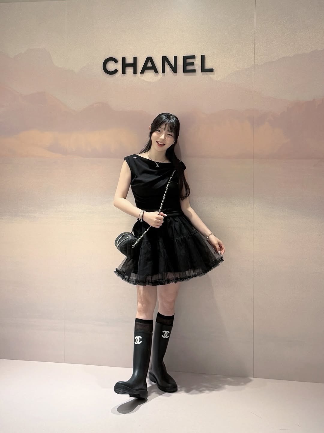 Photo by 박에스더 ( ᴱˢᵀᴴᴱᴿ ᴾᴬᴿᴷ ) on July 21, 2025. May be an image of 1 person, boots and text that says 'CHANEL'.
