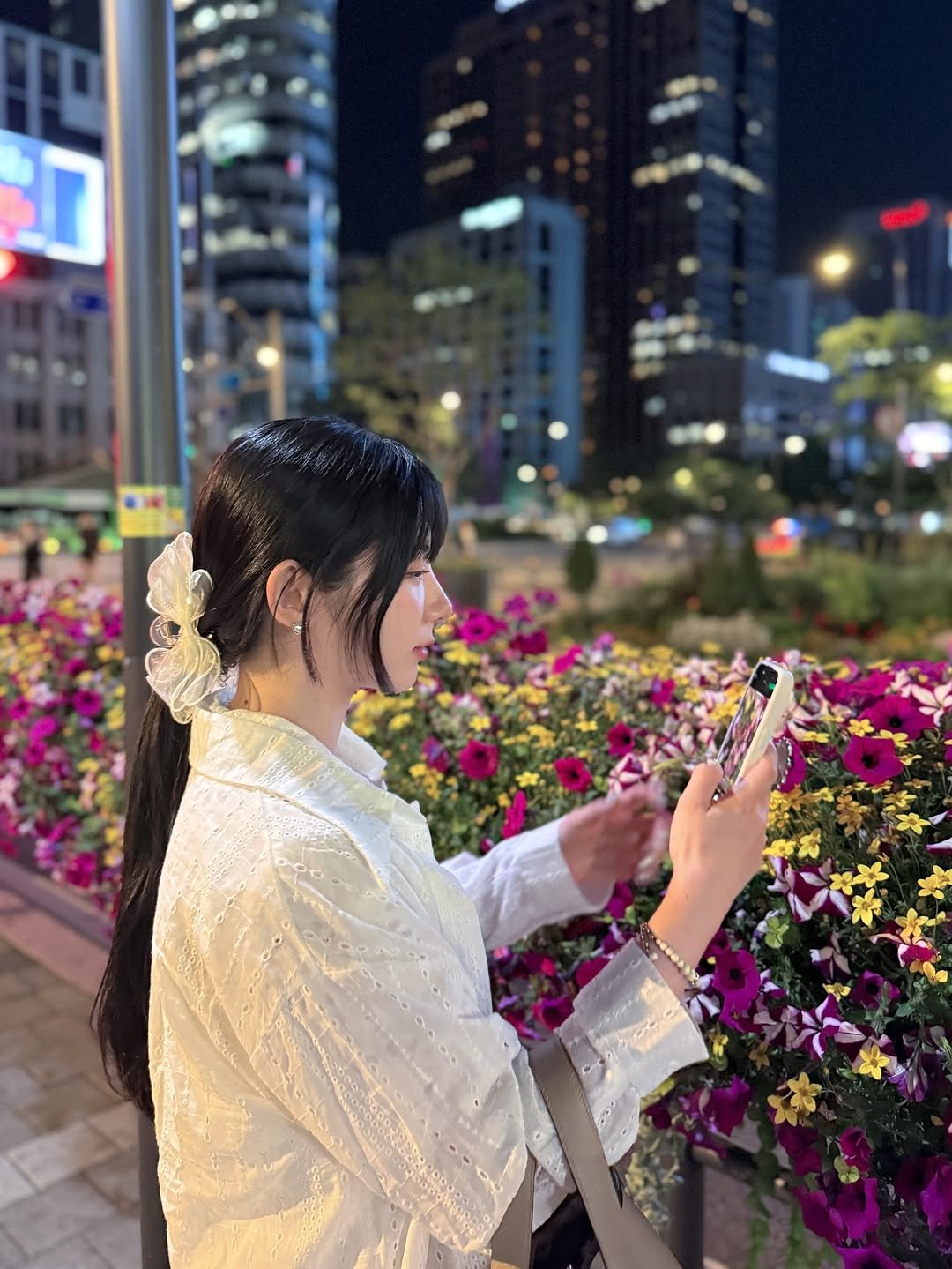 Photo by 박에스더 ( ᴱˢᵀᴴᴱᴿ ᴾᴬᴿᴷ ) on June 27, 2025. May be an image of 1 person, white lily, Tokyo Tower and text.