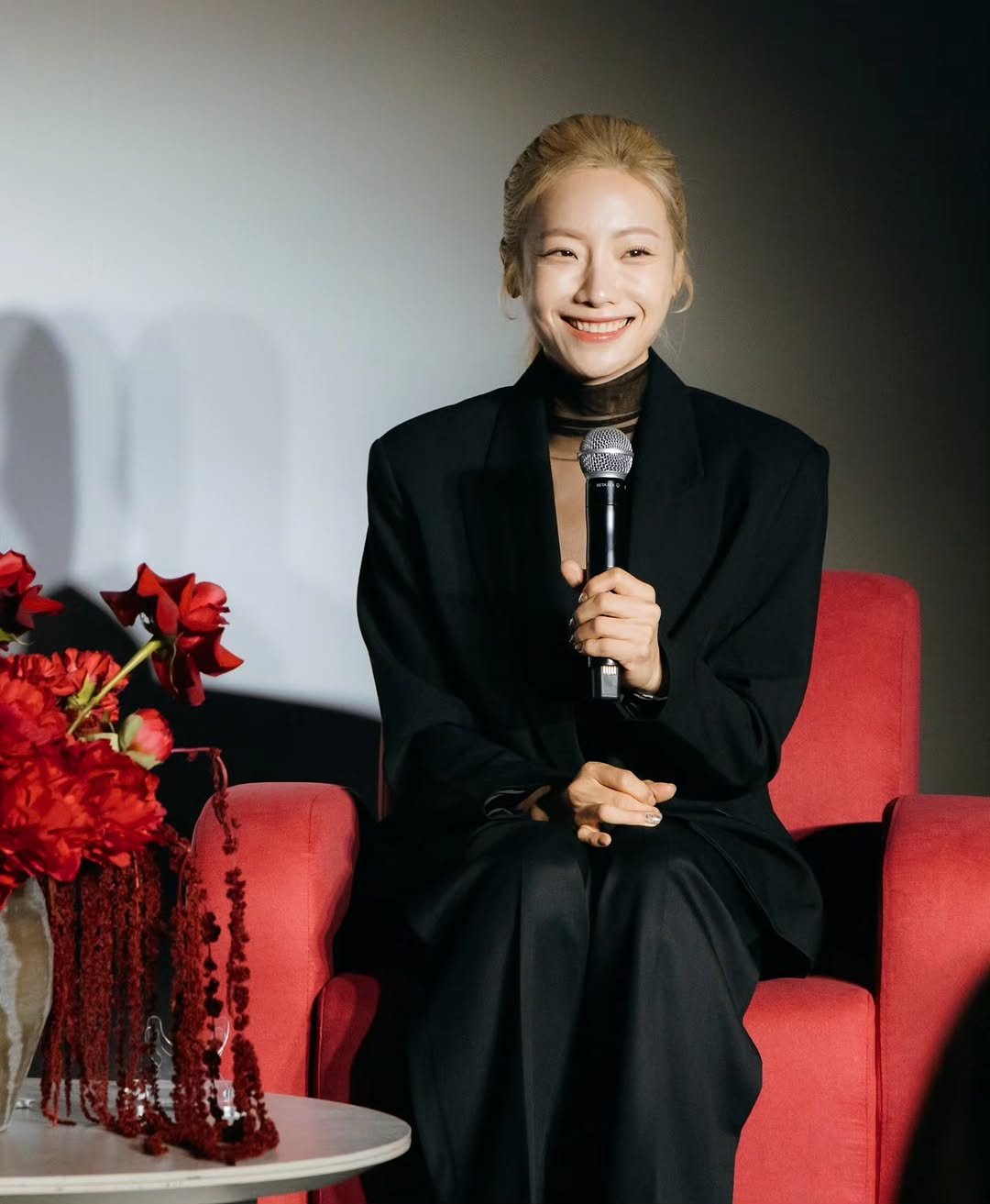 Photo by 심으뜸 on October 26, 2025. May be an image of one or more people, microphone and text.