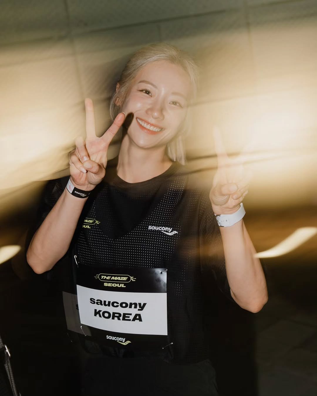 Photo by 심으뜸 on October 01, 2025. May be an image of ‎1 person, bangs, blonde hair, top and ‎text that says '‎4pooAH မမေ့ جه UL soucony soucony Sauc THEMAZE THEMAZEE MAZE THE SEOUL saucony KOREA saucony sauconyo J0‎'‎‎.