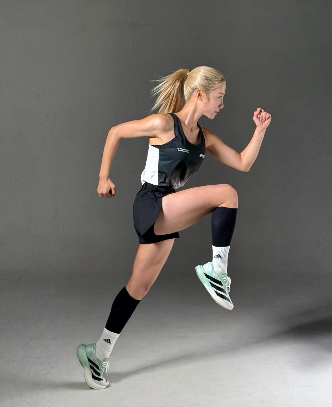 Photo shared by 심으뜸 on October 31, 2025 tagging @pinostudio_official. May be an image of tennis, track and field, sportswear, sports equipment and text.