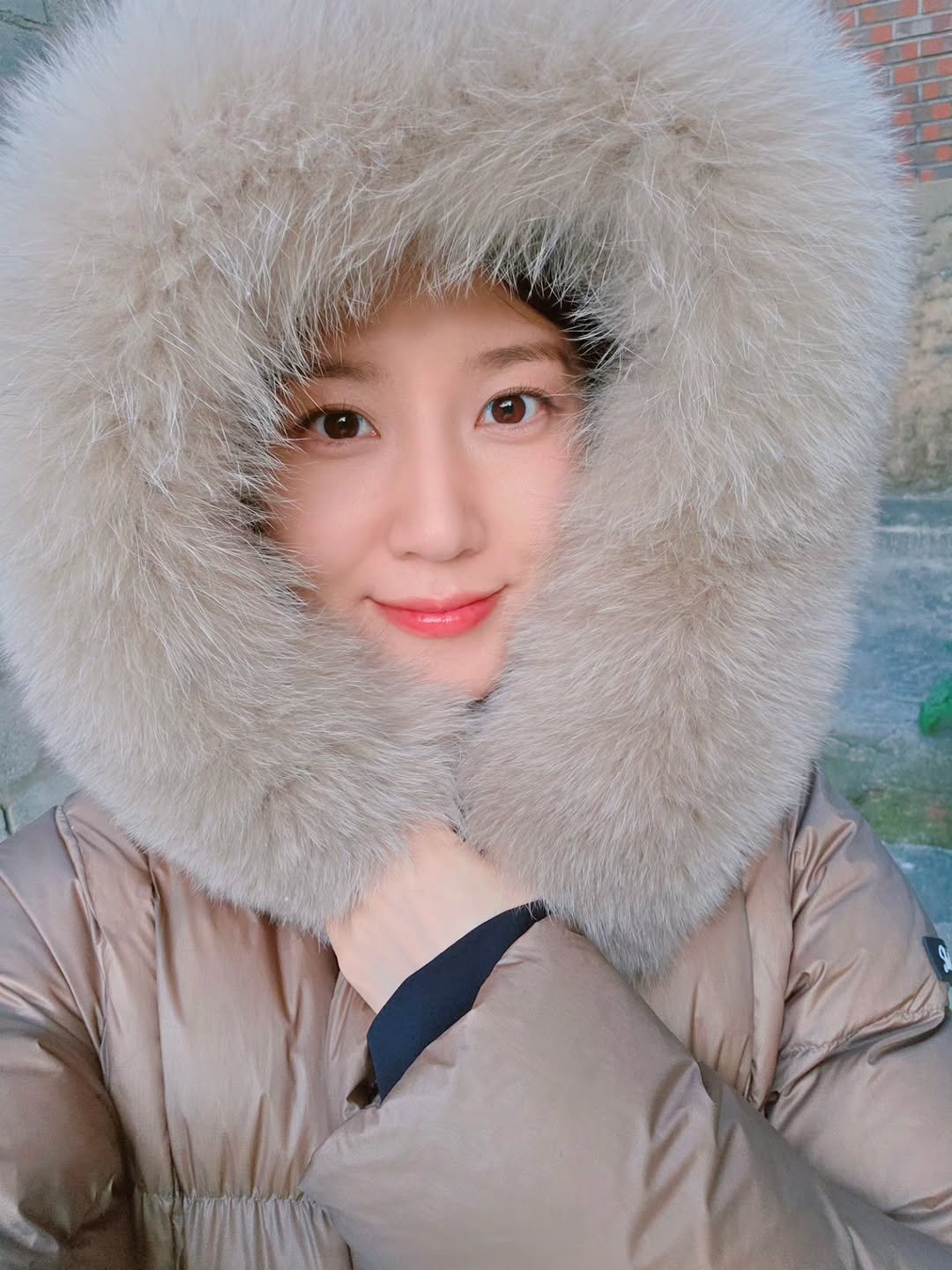Photo shared by 박은빈 on November 09, 2025 tagging @skechers_kr. May be an image of duffle coat, goosedown coat, sable coat, raincoat, parka, snowsuit, jacket and text.