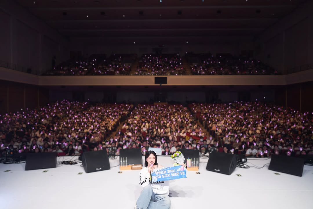 Photo by 박은빈 on September 17, 2025. May be an image of one or more people, bangs and concert.