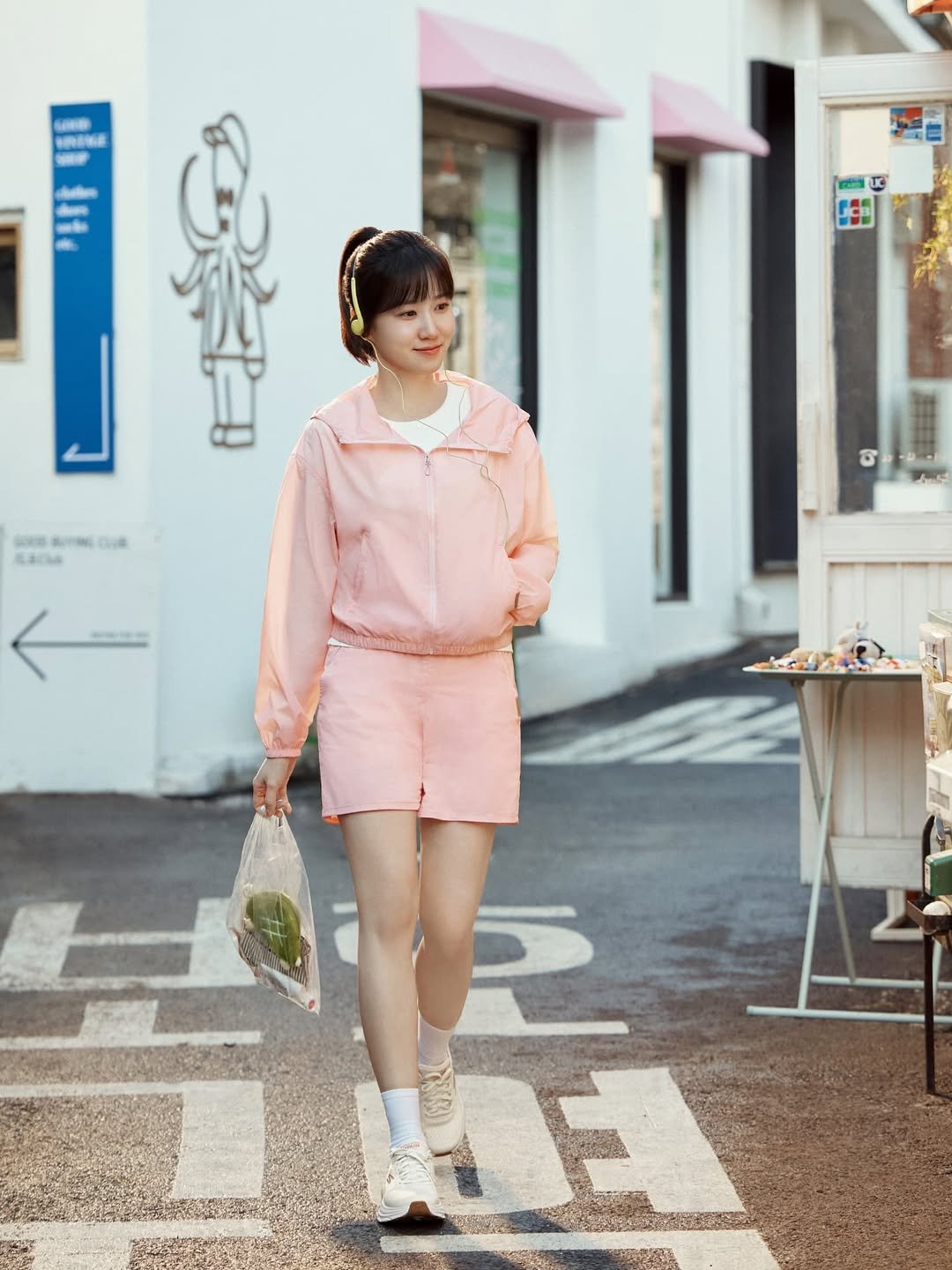 Photo shared by 박은빈 on August 07, 2025 tagging @skechers_kr.