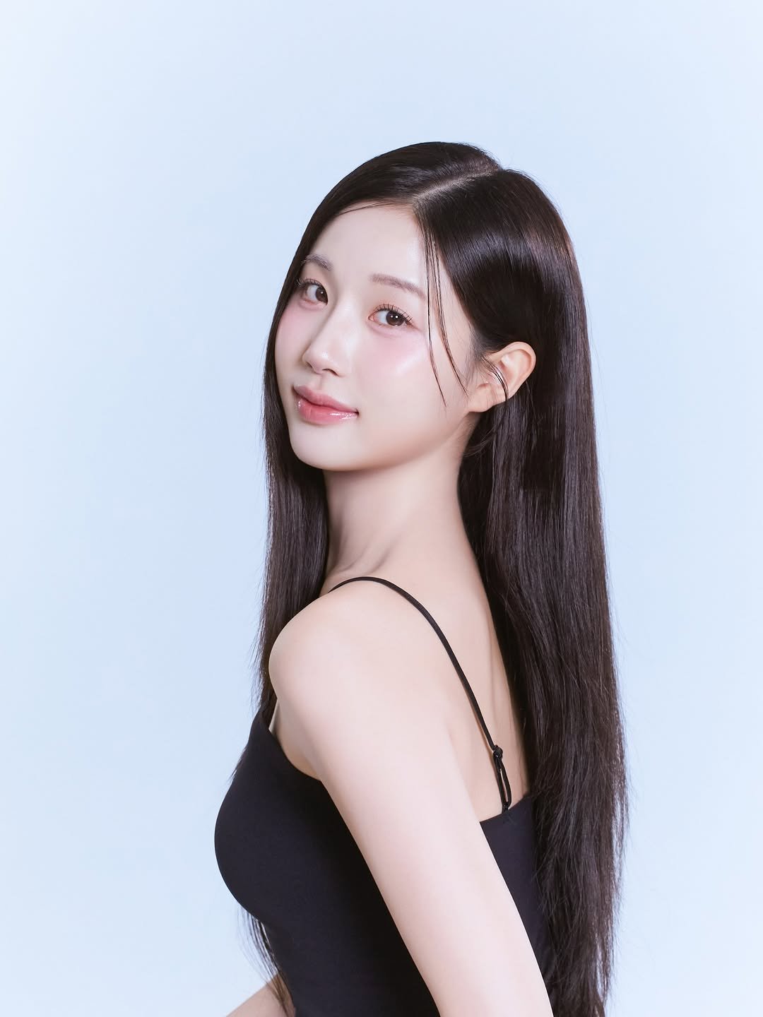 Photo by 응우쌤 on December 25, 2025. May be an image of one or more people, braids, long hair, makeup and text.