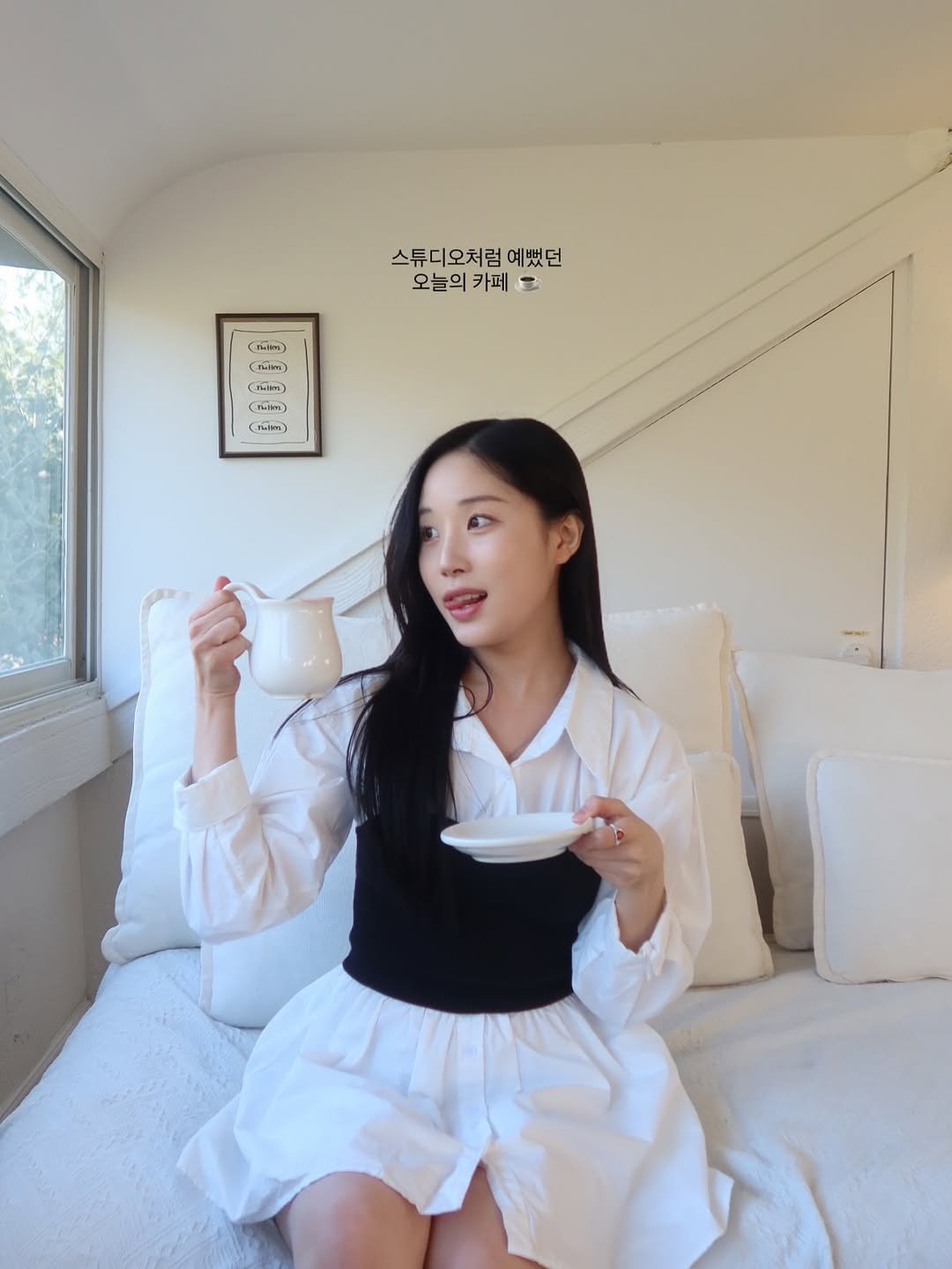 Photo by 응우쌤 on February 01, 2026. May be an image of coffee cup, sleepwear, tea and text that says '스튜디오처럼 스튜디오처럼예뻤던 예뻤던 오늘의 카페 오늘의카페드 = （r） )( (Mim) (Thtori) (ชันโคค) น Tulmm)'.