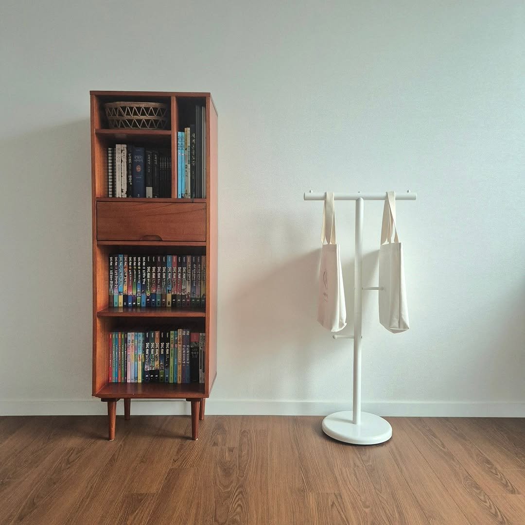 Photo by 은하수 on December 09, 2025. May be an image of credenza, rack, shelf, armoire and text.