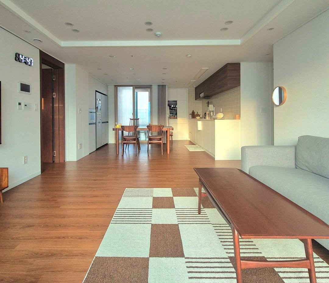 Photo by 은하수 on November 05, 2025. May be an image of sofa, living room, indoors and text.