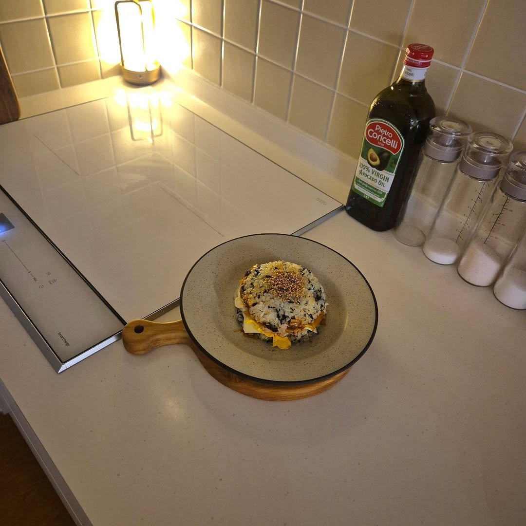 Photo by 은하수 on January 01, 2026. May be an image of crumpet, mozzarella and text.