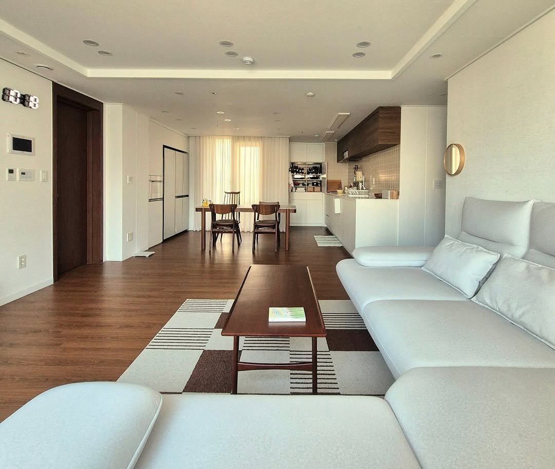 Photo by 은하수 on February 18, 2026. May be an image of sofa, living room, indoors and text.