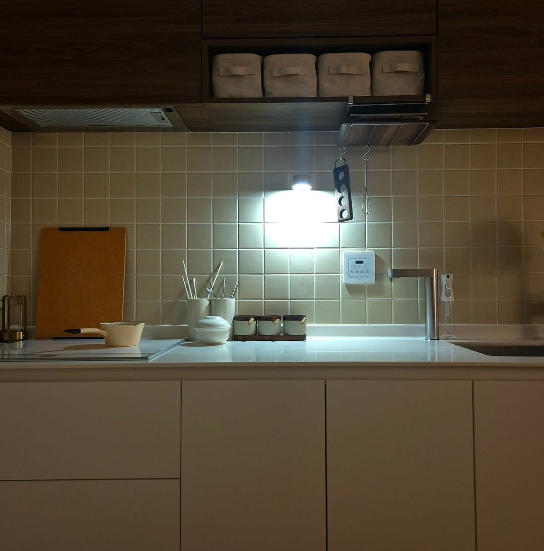 Photo by 은하수 on February 09, 2026. May be an image of sink, lighting, kitchenware, countertop, kitchen appliance, indoors, kitchen and text.