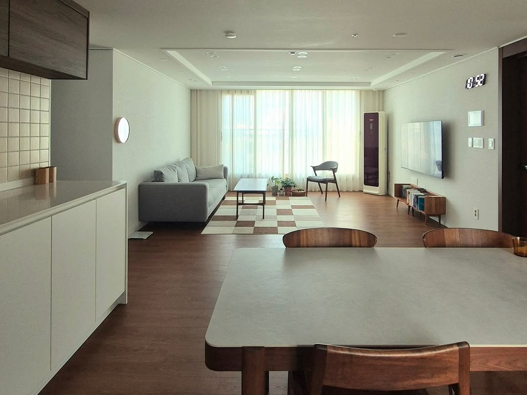 Photo by 은하수 on November 01, 2025. May be an image of lighting, sofa, living room, indoors, kitchen and text.