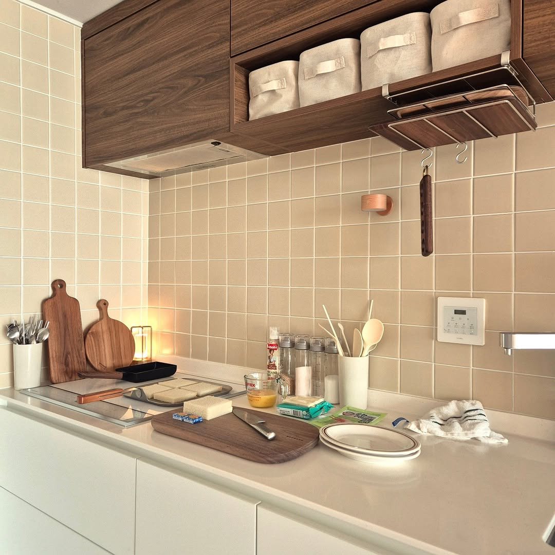 Photo by 은하수 on November 03, 2025. May be an image of sink, range hood, rack, countertop, indoors, kitchen and text.