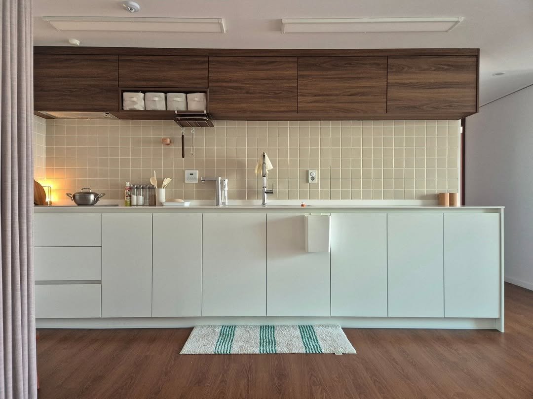 Photo by 은하수 on October 23, 2025. May be an image of kitchen island, sink, range hood, countertop, cabinet, sliding door, indoors, kitchen and text.