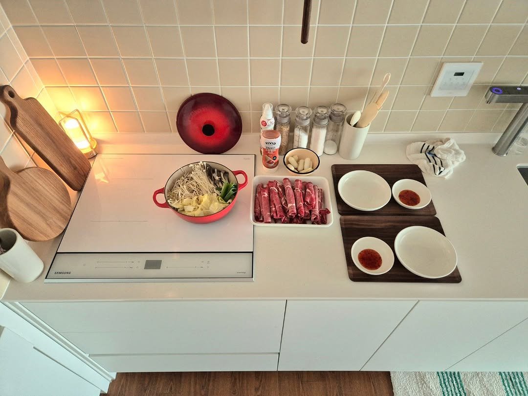 Photo by 은하수 on July 28, 2025. May be an image of countertop, cooker, spice rack, spatula, microwave, kitchen and text.
